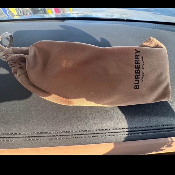 Burberry sunglasses like new - Picture 4 of 4